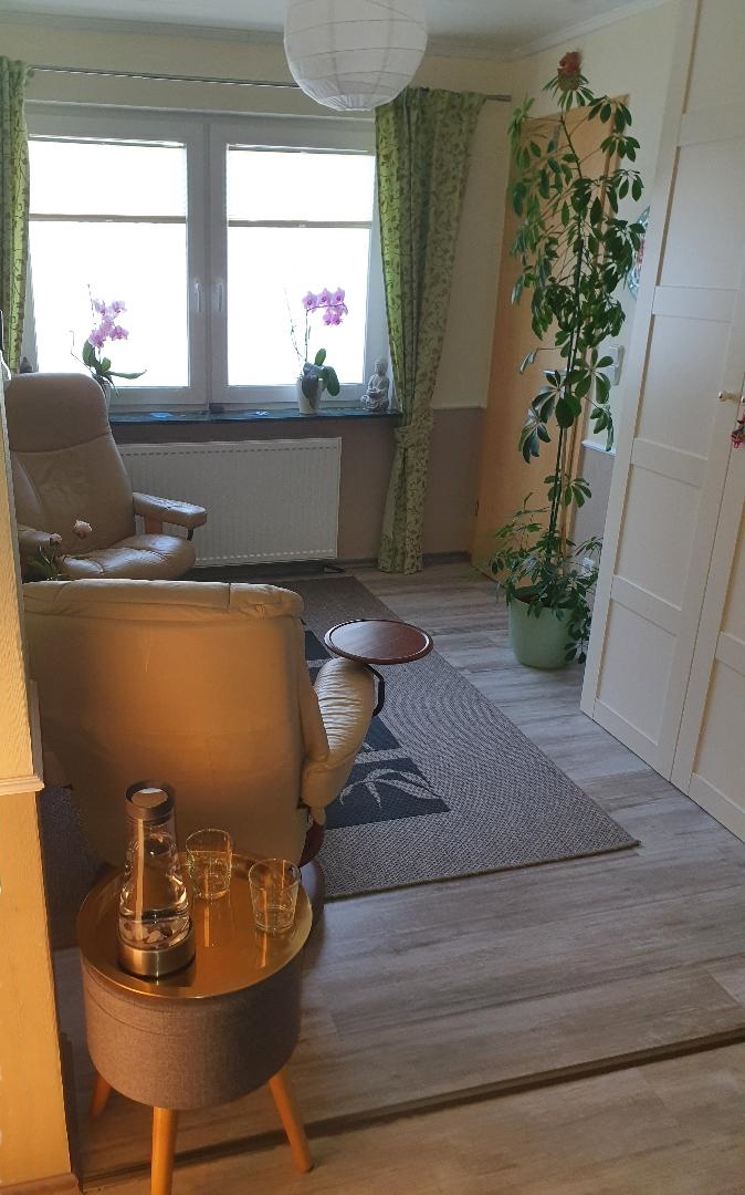 Sitzgruppe und Eingang Behandlungsraum Fachzentrum für ursachenorientierte Hypnose